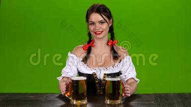 身着巴伐利亚服装的女士提供两杯啤酒。 绿色屏幕